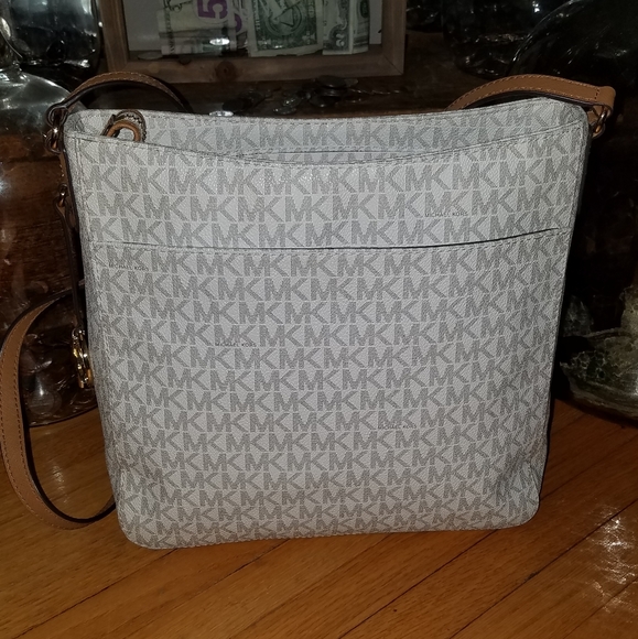 Mk Jet Set Large Messager Bag Vanilla - Picture 4 of 13